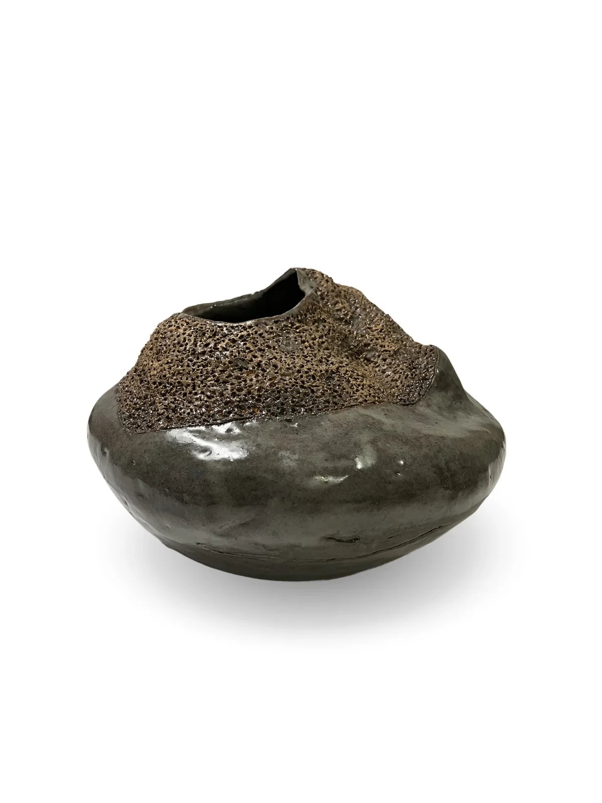 Low Vessel #4, hand-built ceramic by Yael Aloni-Netzer
